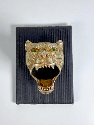 RING AUS VERGOLDETEM UND ZISELIERTEM SILBER (925) IN FORM EINES TIGERS MIT SMARAGDGRÜNEN AUGEN