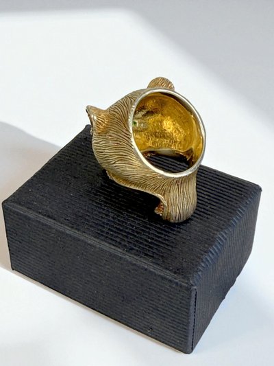 RING AUS VERGOLDETEM UND ZISELIERTEM SILBER (925) IN FORM EINES TIGERS MIT SMARAGDGRÜNEN AUGEN