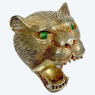 RING AUS VERGOLDETEM UND ZISELIERTEM SILBER (925) IN FORM EINES TIGERS MIT SMARAGDGRÜNEN AUGEN