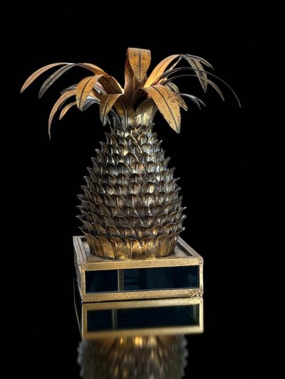 PINEAPPLE-SHAPED LAMP. IN THE "JANSEN 70'S" STYLE IN GILDED METAL