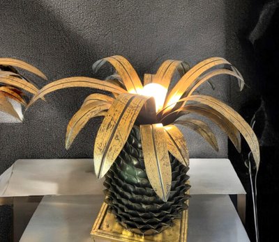 PINEAPPLE-SHAPED LAMP. IN THE "JANSEN 70'S" STYLE IN GILDED METAL
