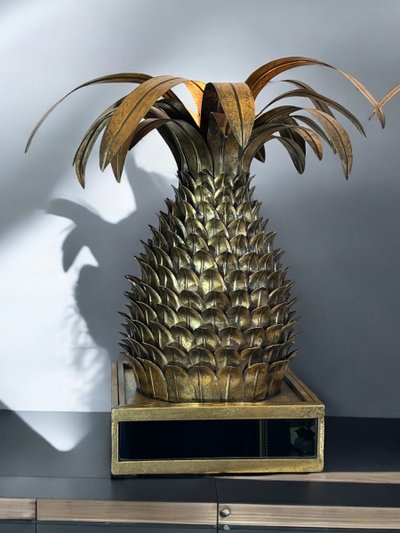 PINEAPPLE-SHAPED LAMP. IN THE "JANSEN 70'S" STYLE IN GILDED METAL