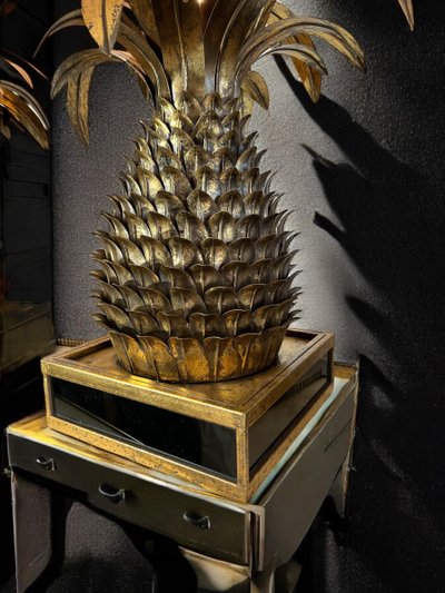 PINEAPPLE-SHAPED LAMP. IN THE "JANSEN 70'S" STYLE IN GILDED METAL