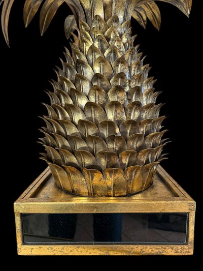 PINEAPPLE-SHAPED LAMP. IN THE "JANSEN 70'S" STYLE IN GILDED METAL
