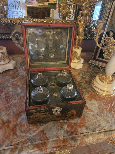 Nécessaire à senteurs en vernis Martin - Paris, Louis XV period, circa 1750.