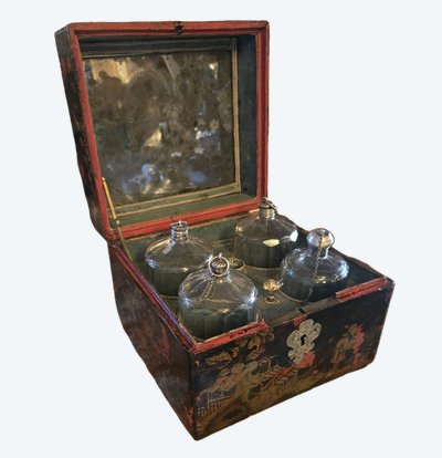 Nécessaire à senteurs en vernis Martin - Paris, Louis XV period, circa 1750.