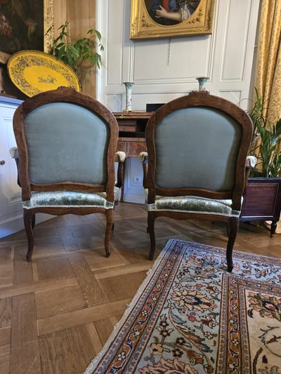 Pair of walnut "à la reine" armchairs, Louis XV period