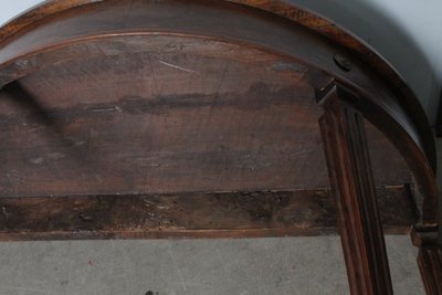 Paire de consoles anciennes en noyer de Parme 1770 . Demi-lune Louis XVI avec pieds à l'étrier. Dimensions 118 x 58