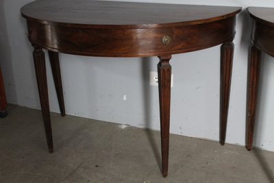 Paire de consoles anciennes en noyer de Parme 1770 . Demi-lune Louis XVI avec pieds à l'étrier. Dimensions 118 x 58