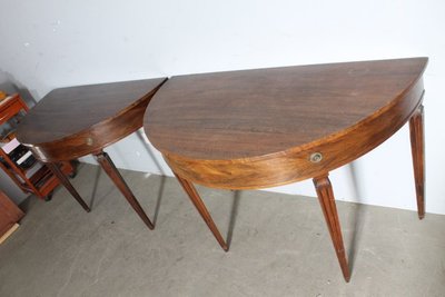 Paire de consoles anciennes en noyer de Parme 1770 . Demi-lune Louis XVI avec pieds à l'étrier. Dimensions 118 x 58