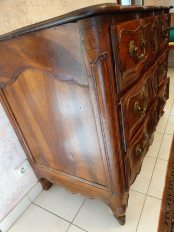 Chest of drawers. Provence. France. 18th century. Louis XV. 18 jhd. 18th century