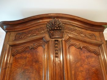  Armoire de château en noyer lyonnaise. France. 18ème. Louis XV. 18jhd. 18th