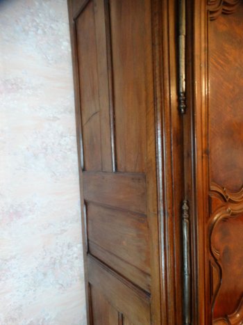  Armoire de château en noyer lyonnaise. France. 18ème. Louis XV. 18jhd. 18th