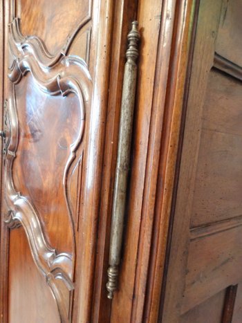  Armoire de château en noyer lyonnaise. France. 18ème. Louis XV. 18jhd. 18th