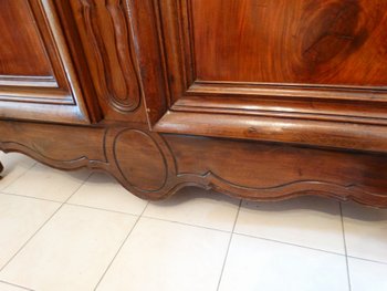  Armoire de château en noyer lyonnaise. France. 18ème. Louis XV. 18jhd. 18th