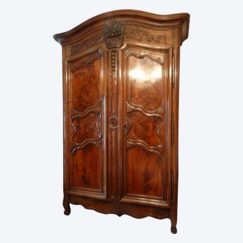  Castle cabinet in walnut from Lyon. France. 18th century. Louis XV. 18jhd. 18th