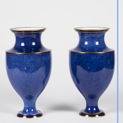 Manifattura di Sèvres, coppia di vasi in porcellana blu, XIX secolo