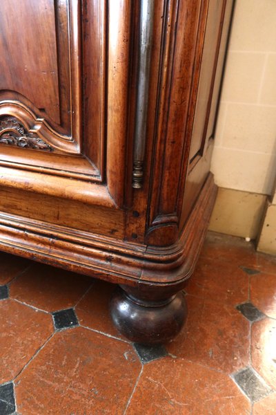 Armadio in noce di Lione, XVIII secolo