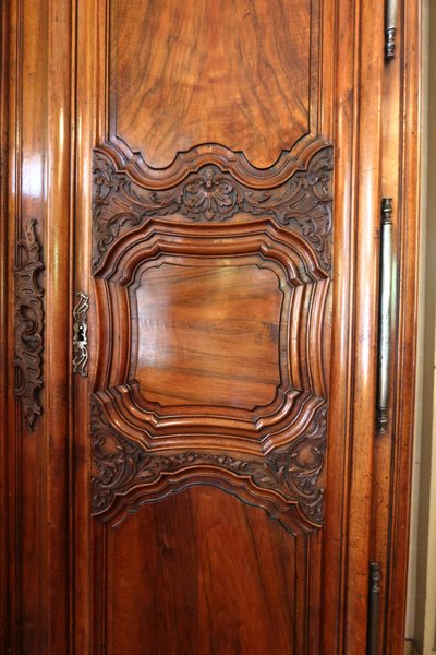 Armadio in noce di Lione, XVIII secolo