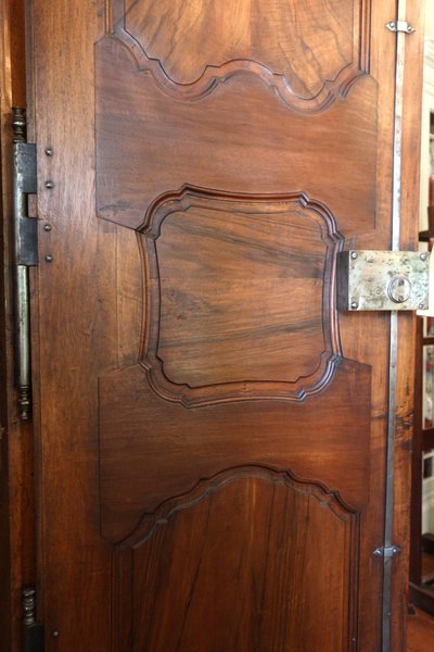 Armadio in noce di Lione, XVIII secolo