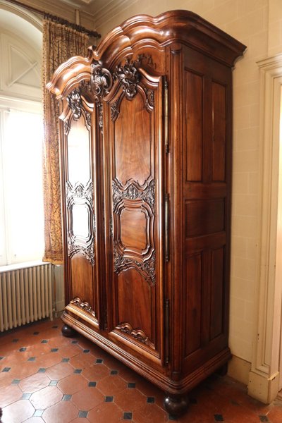 Armadio in noce di Lione, XVIII secolo
