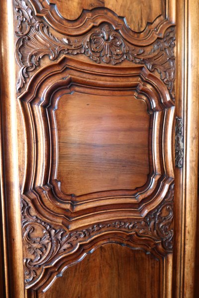Armadio in noce di Lione, XVIII secolo