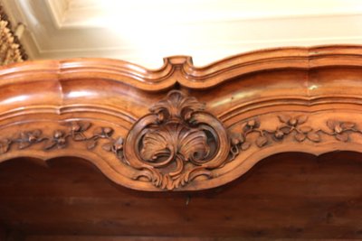 Armadio in noce di Lione, XVIII secolo