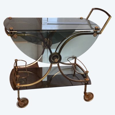 Maison BAGUES ( attribuita a ) Credenza in metallo dorato e cesellato con doppio piano in vetro.  