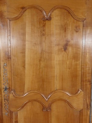 Seltener regionaler Eierbecher aus blondem Kirschbaumholz, Louis XV - Anfang XIX.