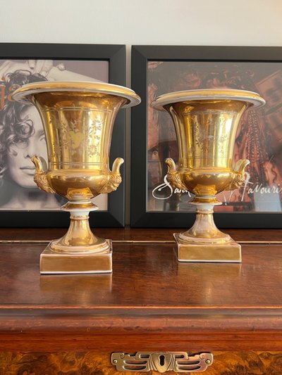 Pair of Medici vases, Paris porcelain, circa 1820