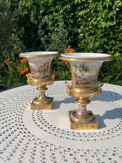 Pair of Medici vases, Paris porcelain, circa 1820