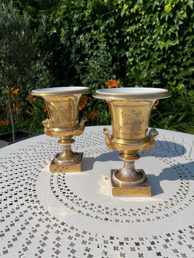Pair of Medici vases, Paris porcelain, circa 1820