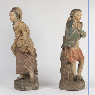 Paire de sculptures en terre cuite sur deux colonnes en bois peint en trompe-l'oeil, XIXe