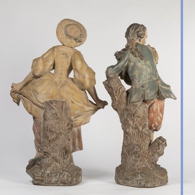 Paire de sculptures en terre cuite sur deux colonnes en bois peint en trompe-l'oeil, XIXe