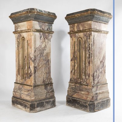 Paire de sculptures en terre cuite sur deux colonnes en bois peint en trompe-l'oeil, XIXe
