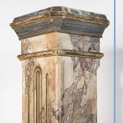 Paire de sculptures en terre cuite sur deux colonnes en bois peint en trompe-l'oeil, XIXe