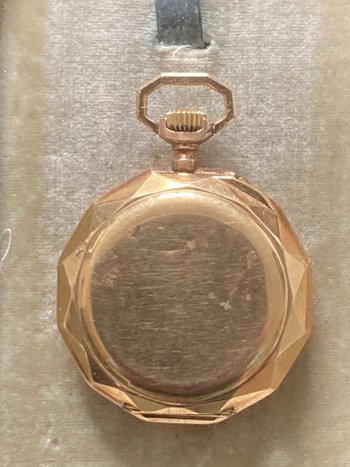 Goldene Uhr mit doppeltem Gehäuse, elegantes Zifferblatt mit Freimaurersymbolen.