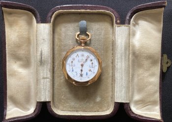 Goldene Uhr mit doppeltem Gehäuse, elegantes Zifferblatt mit Freimaurersymbolen.