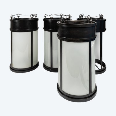 Série de 4 lanternes en fonte de fer et verre sablé, XXe