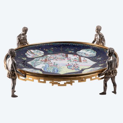 Plateau en émail polychrome de Canton orné d'une monture en bronze doré et argenté, XIXe