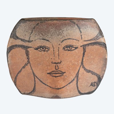 Vase en terre cuite émaillée au visage de femme, XXe