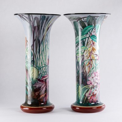 Sarreguemines, Paire de grands vases tubulaires à décor polychrome, XIXe