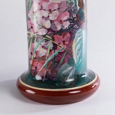 Sarreguemines, Paire de grands vases tubulaires à décor polychrome, XIXe