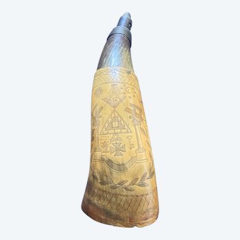 Powder flask in horn entirely engraved with masonic symbols. Beginning of XX century