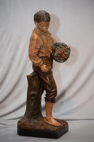 Il ladro di ciliegie, Terracotta di Joseph Le Guluche