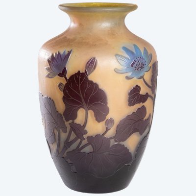 Emile Gallé (1846–1904), mehrschichtige Glasvase mit blauem Blumenmuster, 19. Jahrhundert