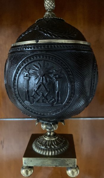 Franc Maçonnerie - Noix de Coco sur un pied en bronze gravé de quatre cartouches - vers 1820-1830