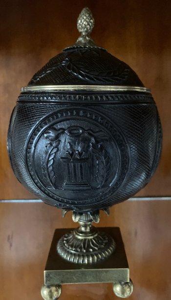 Franc Maçonnerie - Noix de Coco sur un pied en bronze gravé de quatre cartouches - vers 1820-1830