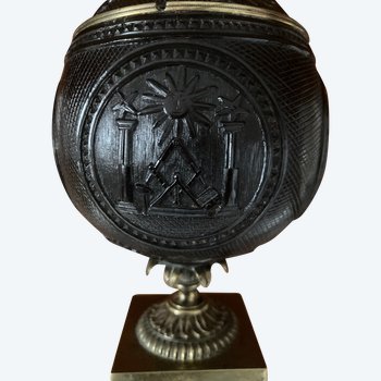 Franc Maçonnerie - Noix de Coco sur un pied en bronze gravé de quatre cartouches - vers 1820-1830
