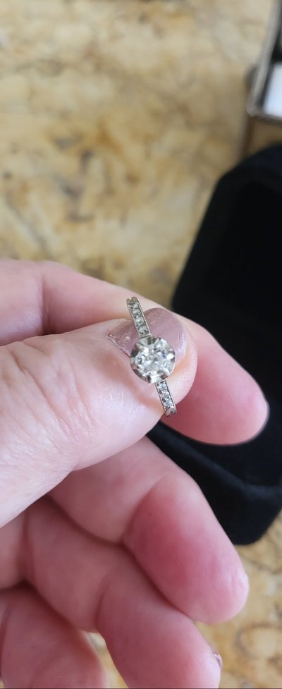 Anello Art Déco in platino con diamanti